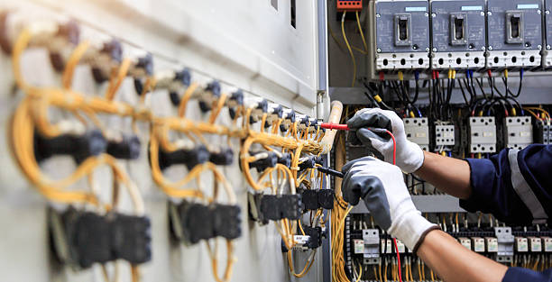 Professional Electrician technician working in Lakewood, IL